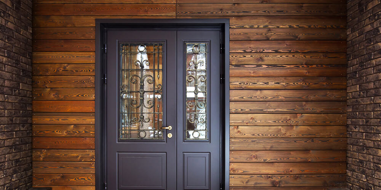 Дверь из металла со стеклянной вставкой