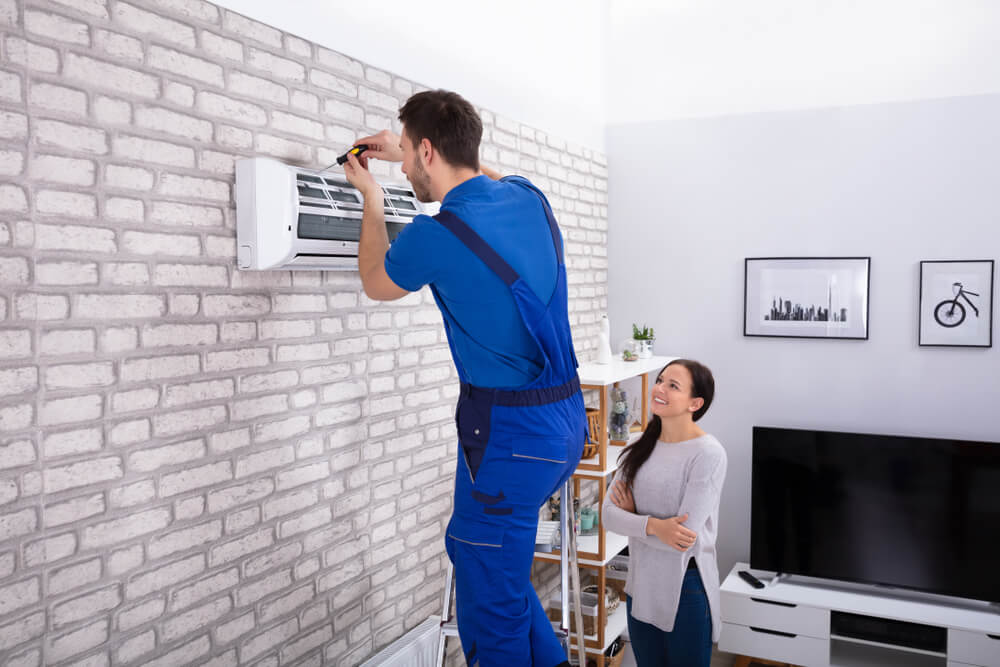 Мастер устанавливает кондиционер