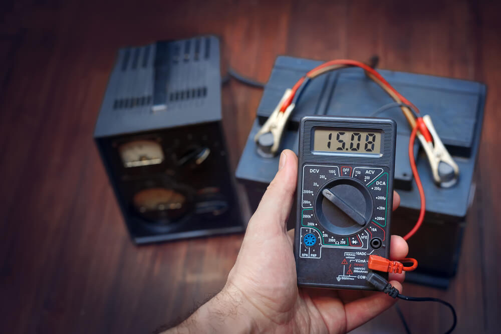 Проверка напряжения аккумулятора автомтобиля