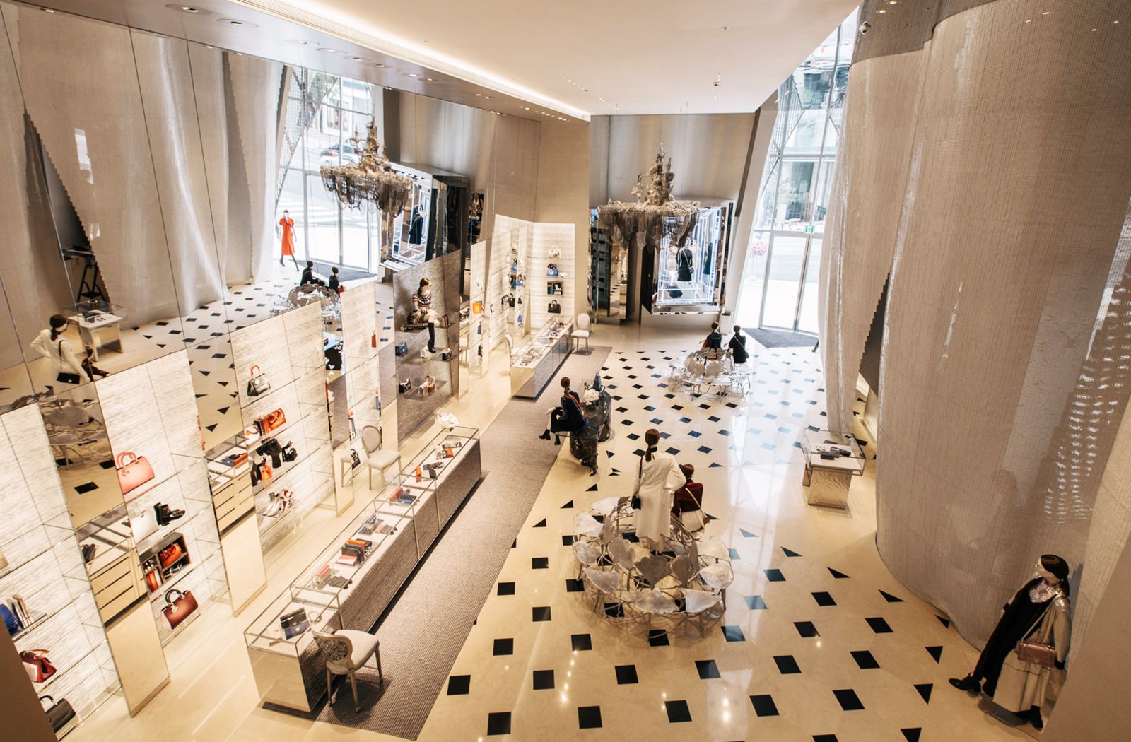  Широкий ассортимент одежды и аксессуаров